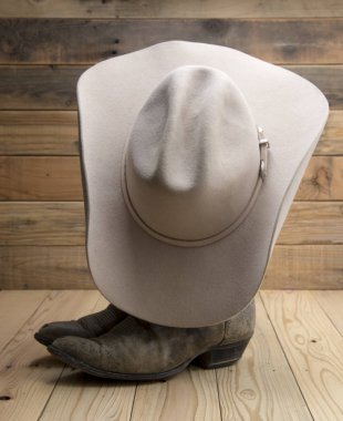 Kovboy çizme ve ahşap zemin üzerine Batı hat.