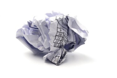 Ezilmiş kağıt top beyaz arkaplanda izole edildi.