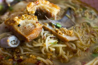 Tom Yum çorbası ile sarı erişte