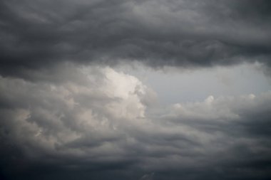 Yağmurlu bulutlar gökyüzünde. Yağmurdan önce