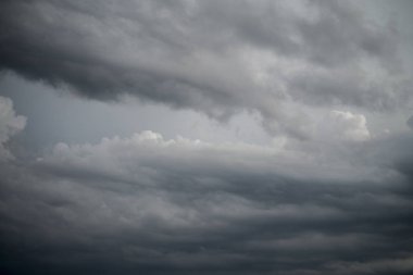 Yağmurlu bulutlar gökyüzünde. Yağmurdan önce