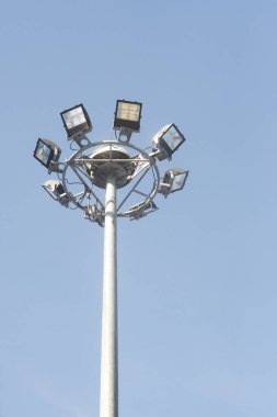 Parlak gün mavi gökyüzü ile elektrik direğine Stadyumu