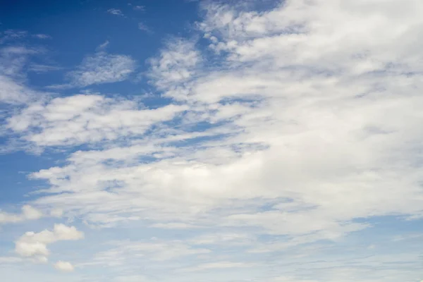 Vita Moln Blå Himmel — Stockfoto