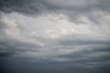 Yağmurlu bulutlar gökyüzünde. Yağmurdan önce