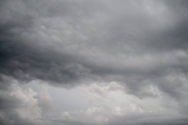 Yağmurlu bulutlar gökyüzünde. Yağmurdan önce