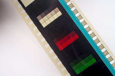 Beyaz bir arka plan üzerinde film film şeritleri.