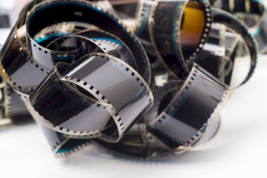 Beyaz bir arka plan üzerinde film film şeritleri.