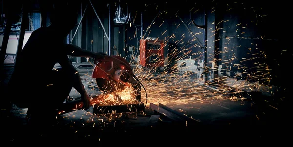 Arbetare Skär Metall Med Kvarn Gnistor Vid Slipning Järn — Stockfoto