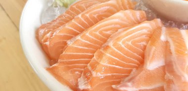 Japon yemekleri, Sashimi somon ayarlayın. Seçici odak