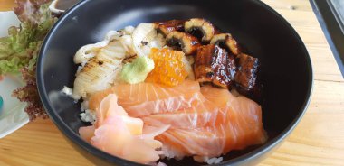 Chirashi don. Japon yemekleri karışık sashimi ekmek kapısı. Unagi ve somon ve ikura pirinç