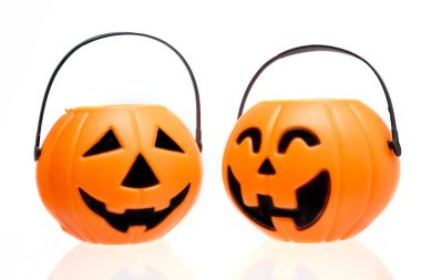 Cadılar Bayramı Balkabağı sırıtarak üzerinde beyaz izole