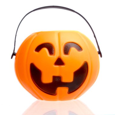 Cadılar Bayramı Balkabağı sırıtarak üzerinde beyaz izole