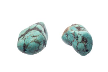 Ham turkuaz taş taş üzerinde beyaz izole