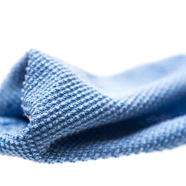 Beyaz arka plan üzerinde izole mavi mikrofiber bez