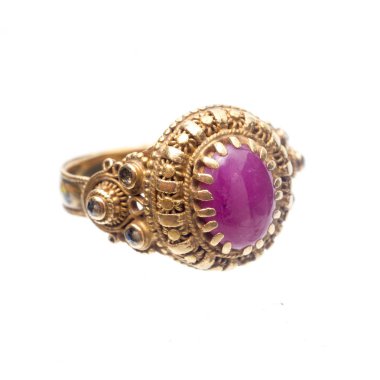 Altın yüzük, geleneksel üretim pembe yakut