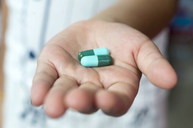 anti-biyotik, mavi ve yeşil kapsül elimde ilaç kapsül.