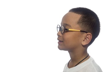 Mutlu çocuk beyaz arka plan üzerinde gülümseyen gözlük takıyor.