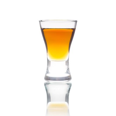 Kanyak ya da viskili kokteyl bardağı. Beyaz arkaplanda izole