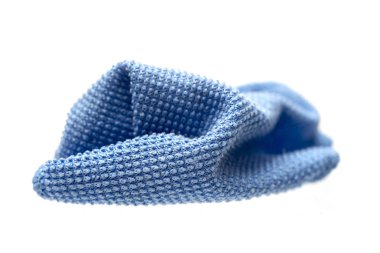 Beyaz arka plan üzerinde izole mavi mikrofiber bez