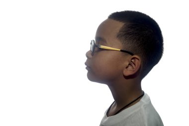 Beyaz arka plan üzerinde gülümseyen gözlük takmış çocuk.