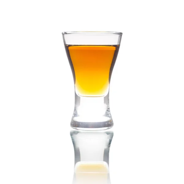 Copa Cóctel Con Brandy Whisky Small Shot Aislado Sobre Fondo — Foto de Stock