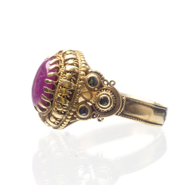 Ροζ Ρουμπίνι Χρυσό Δαχτυλίδι Παραδοσιακή Παραγωγή — Φωτογραφία Αρχείου