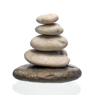 Beyaz arkaplanda izole edilmiş taş yığını