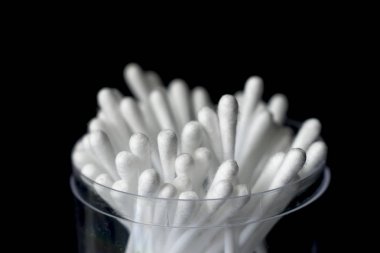 siyah arka plan üzerine izole pamuk tomurcukları.