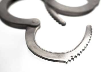 Beyaz bir arka plan üzerinde izole kelepçe.