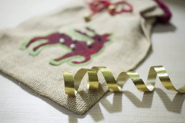 Kerst Tas Met Gouden Strik — Stockfoto