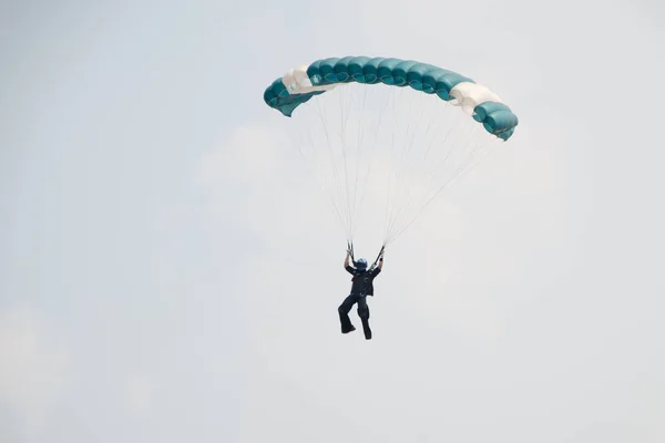 Paracadutista Cielo Blu Che Prepara Atterrare — Foto Stock