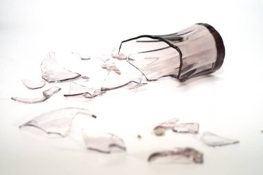 Beyaz arkaplanda kırık cam.