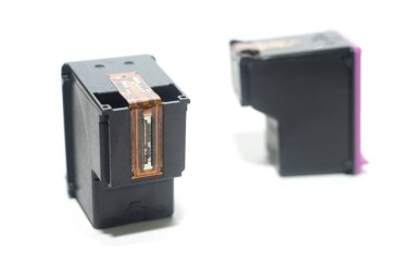 beyaz zemin üzerine mürekkep kartuşları