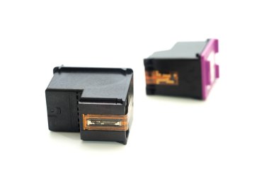 beyaz zemin üzerine mürekkep kartuşları