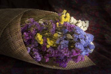 Koyu arkaplanda bir buket çiçek