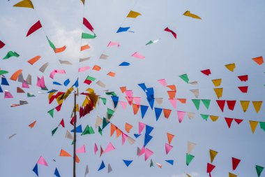 renkli flamayı izole, Soyut düşünme, çok renkli bayrakları