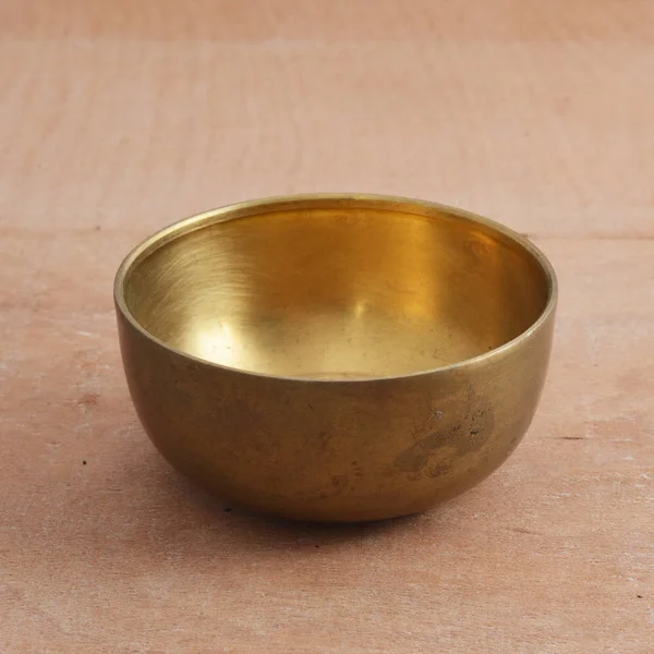 Oude Brass Bowl Voor Speciale Ceremonie Houten Tafel — Stockfoto