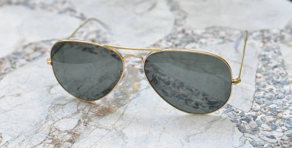 Goldrahmen Aviator Schwarze Sonnenbrille Auf Dem Boden — Stockfoto