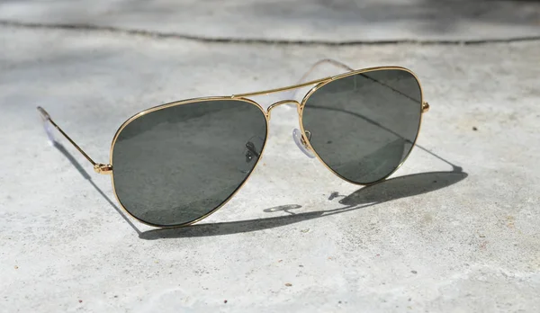 Goldrahmen Aviator Schwarze Sonnenbrille Auf Dem Boden — Stockfoto