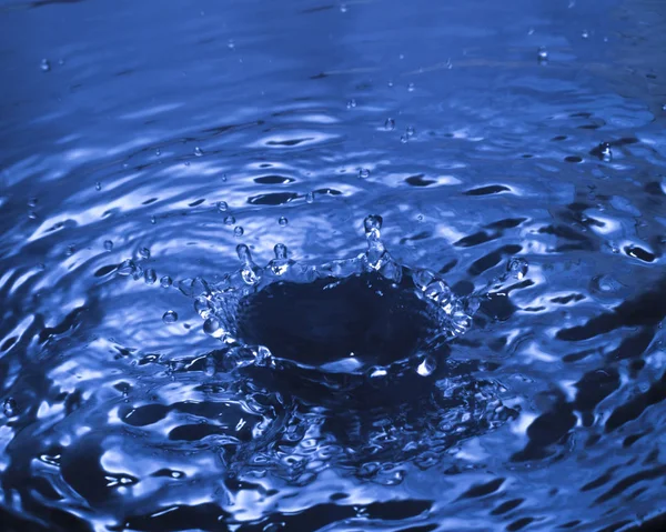 Uma Gota Água Gota Água Azul Salpicos Água Close — Fotografia de Stock
