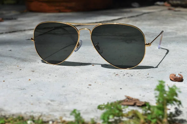 Goldrahmen Aviator Schwarze Sonnenbrille Auf Dem Boden — Stockfoto