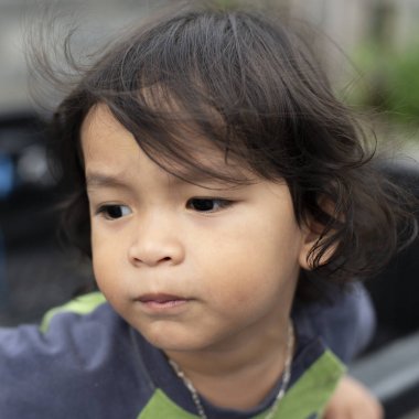 üzgün çocuğun portresi bir şey arıyor.