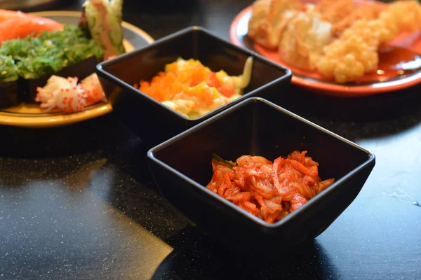 スパイシーなキムチサラダと寿司 アジア料理の品揃え — ストック写真