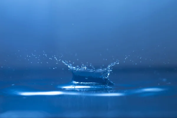 Uma Gota Água Gota Água Azul Salpicos Água Close — Fotografia de Stock