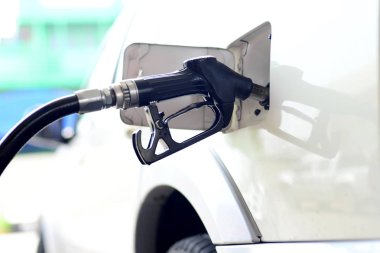 Petrol istasyonunda beyaz araba yakıt kafa dağıtma.