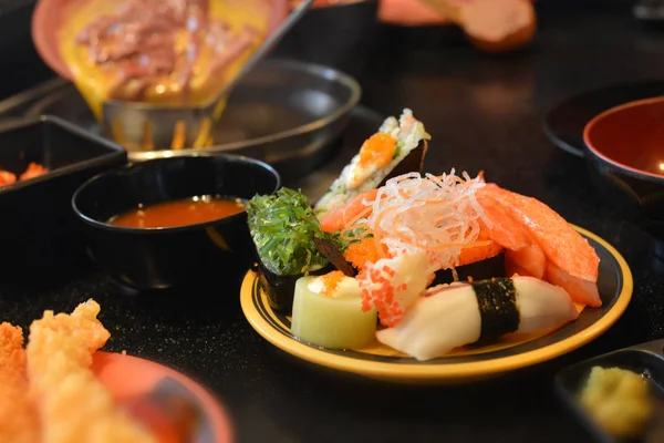 皿の上に置かれた様々な寿司ロール アジア料理の品揃え — ストック写真