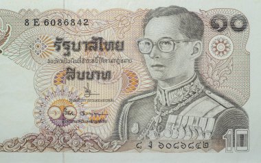 Chainat Province, Tayland, 3 Temmuz 2019. açıklayıcı editoryal, Tayland On baht banknotlar. Kral Ix.'nun Başkomutan üniforması içinde portresi. Yayın Tarihi 20 Eylül 1980