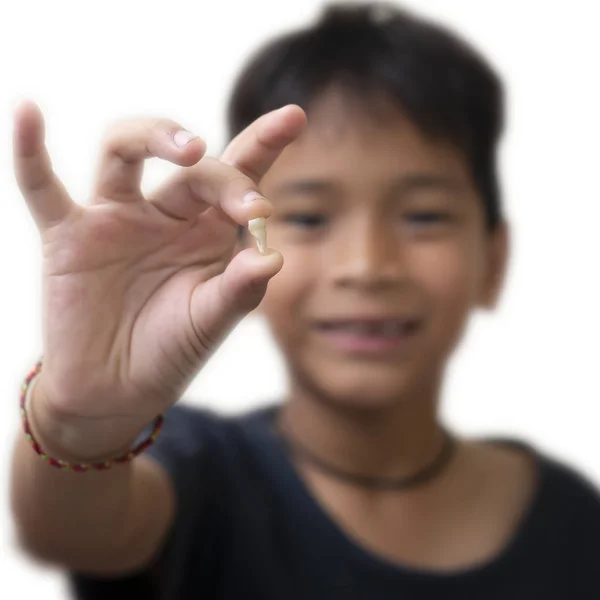 Siete años chico mostrando caído fuera leche diente . — Foto de Stock