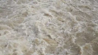 Ani sel arka planda rian sezon sonra fırtına