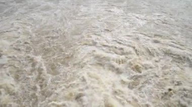 Ani sel arka planda rian sezon sonra fırtına